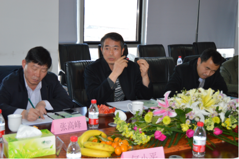 北京市工商聯(lián)佘運副主席(中)、張峰處長(左)，北京市統(tǒng)戰(zhàn)部曹杰處長(右)